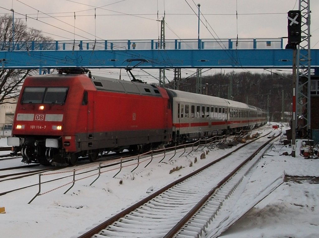 101 114 mit dem IC Binz-Frankfurt Flughafen am 16.Dezember 2010 ohne Halt in Bergen/R�gen bei der Einfahrt.