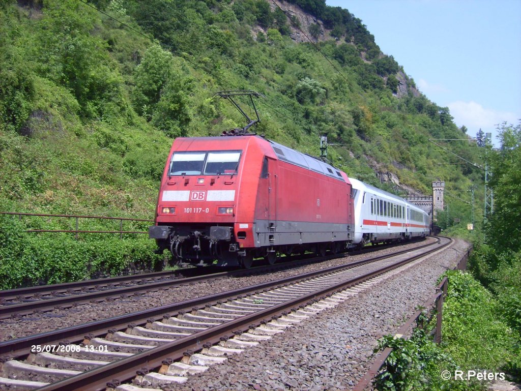 101 117-0 verl�sst den Tunnel von ST.Goars mit den IC 2013 Magdeburg -Obersdorf. 25.07.08
