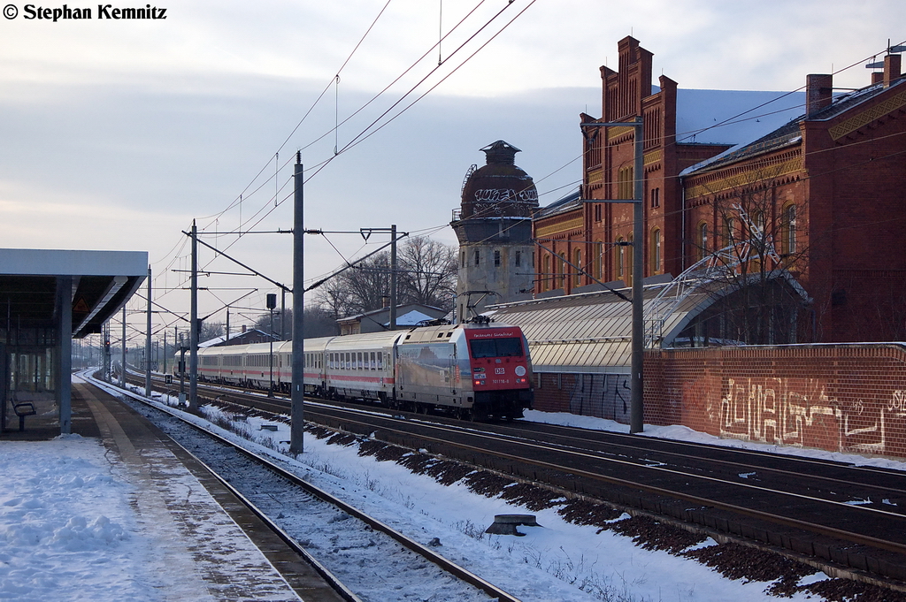 101 118-8  Packendes Sdafrika  mit dem IC 2385 von Berlin Sdkreuz nach Karlsruhe Hbf in Rathenow. 14.12.2012