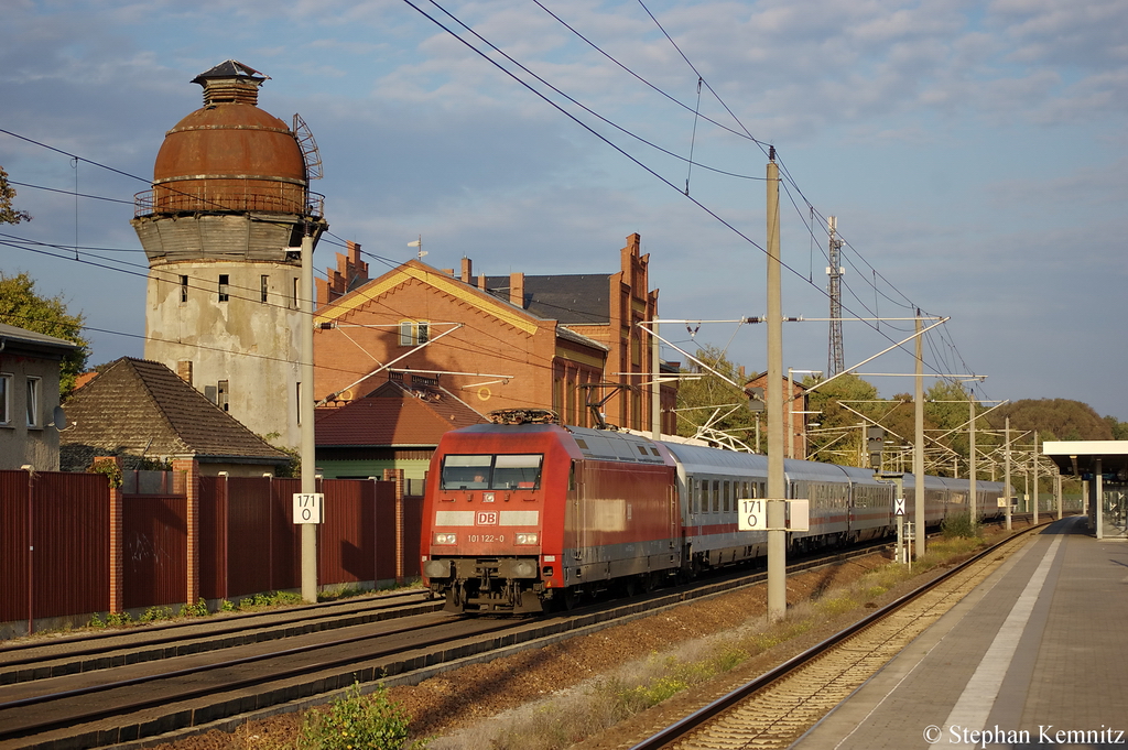 101 122-0 mit dem IC 140 von Berlin Ostbahnhof nach Schiphol (Airport) in Rathenow. 03.10.2011