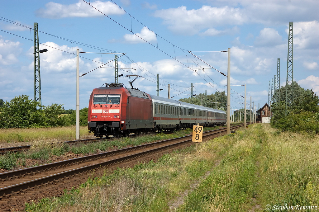101 139-4 mit dem IC 2441 von K�ln Hbf nach Leipzig Hbf in Demker. Die Maus ist auch an Bord und schaut sich aus dem Fenster die Fahrt nach Leipzig an. 09.06.2012