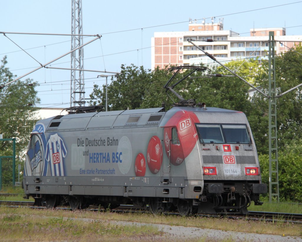 101 144-4 beim Rangieren im Rostocker Hbf.01.06.2012