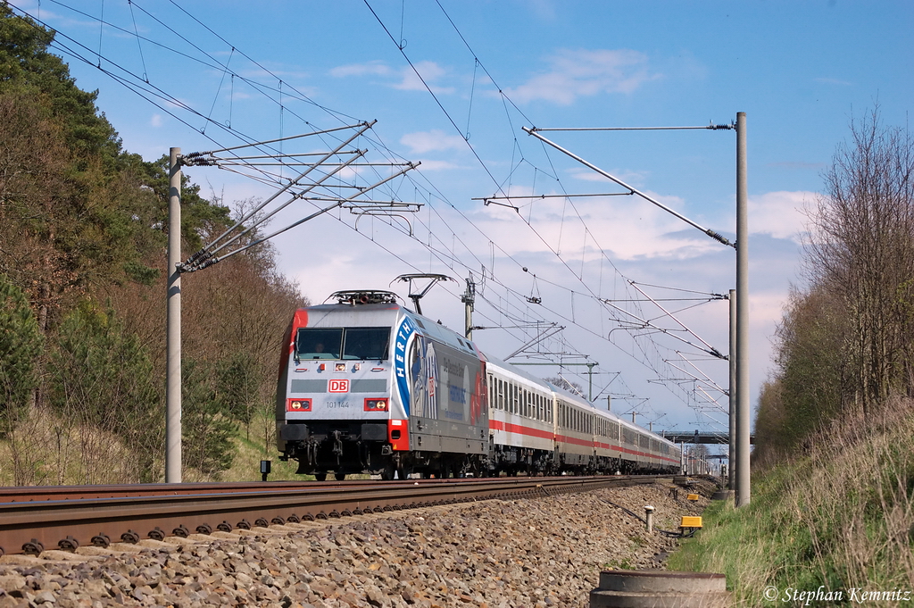 101 144  Hertha BSC  mit dem IC 2423  UrlaubsExpress Mecklenburg-Vorpommern  von Seebad Heringsdorf nach Kln Hbf, bei Nennhausen. 21.04.2012