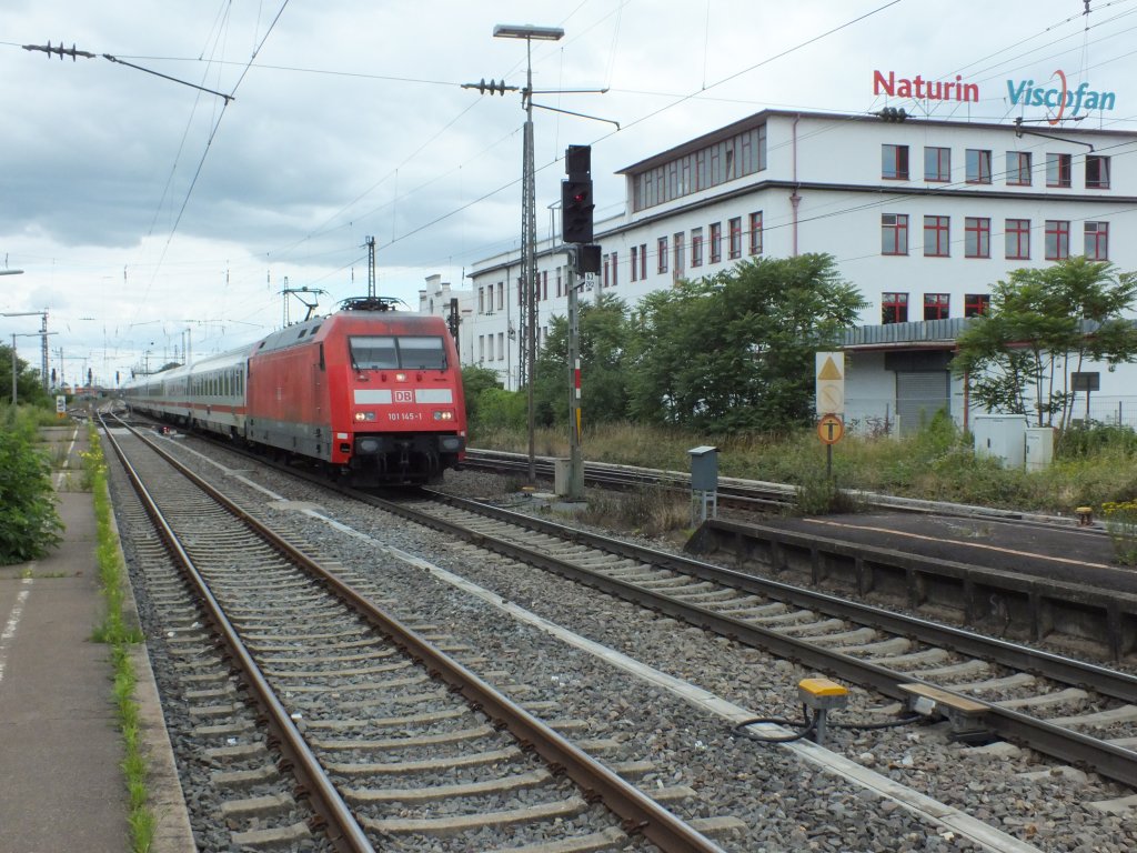 101 145 erreicht am 23.06.2012  mit IC 2372 (Karlsruhe - Hannover) den Bahnhof Weinheim (Bergstra�e).