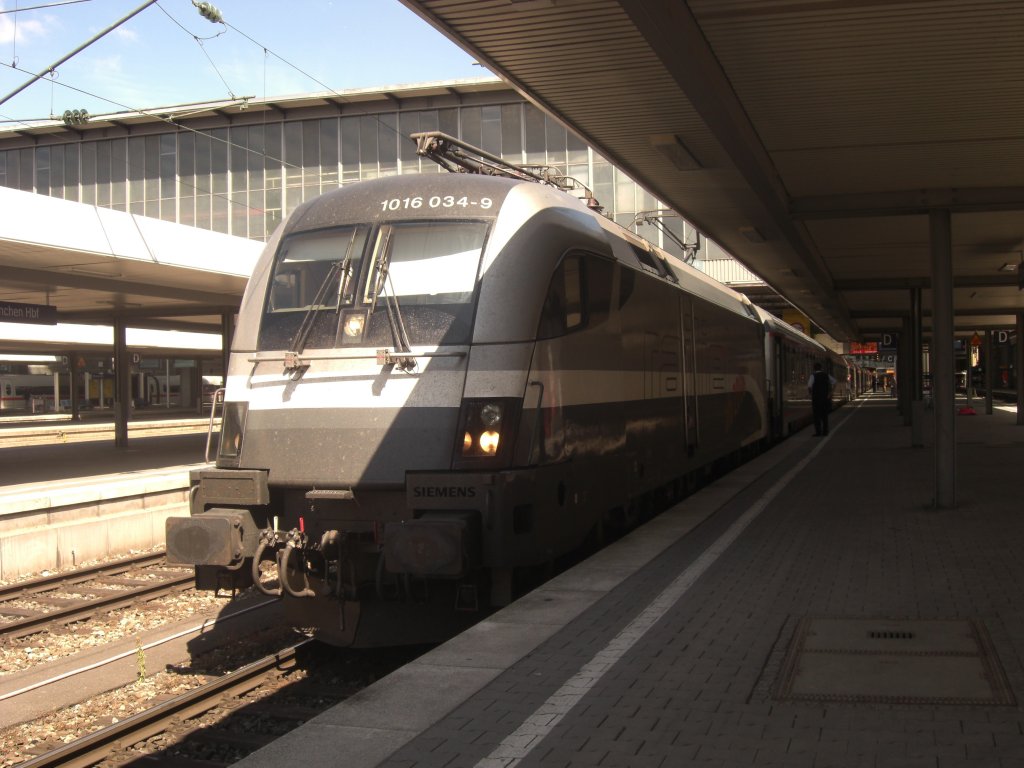 1016 034-9 in der Versuchslackierung f�r den Railjet. Hier im M�nchner Hauptbahnhof, aufgenommen am 31. Mai 2009.