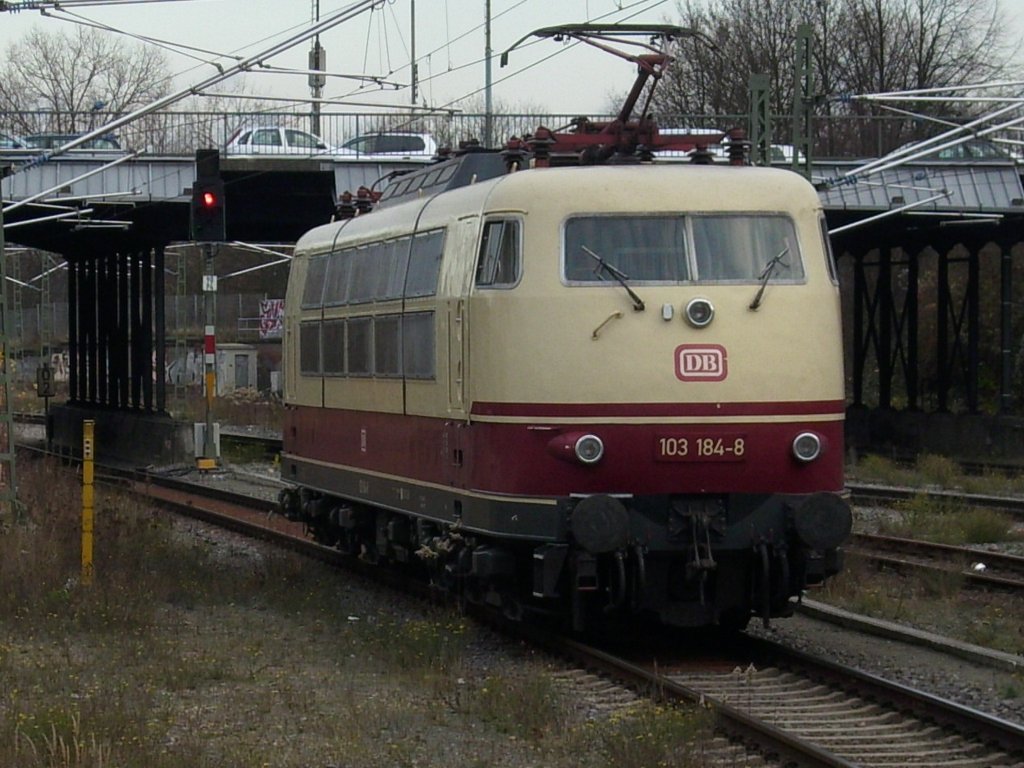 103 184 am 28.November 2009 an der Nordausfahrt von Lbeck.