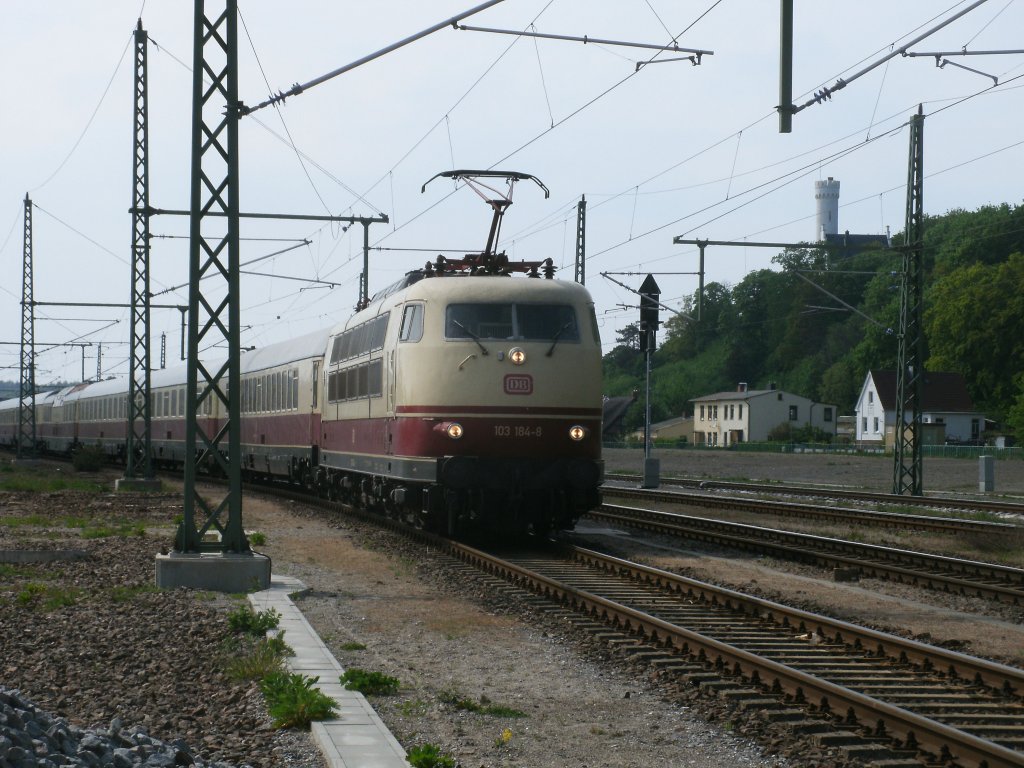103 184 kam p�nktlich in Lietzow am 11.Mai 2011 mit dem TEE Rheingold Koblenz-Binz an und mu�te auf den RE 13168 aus Binz warten.