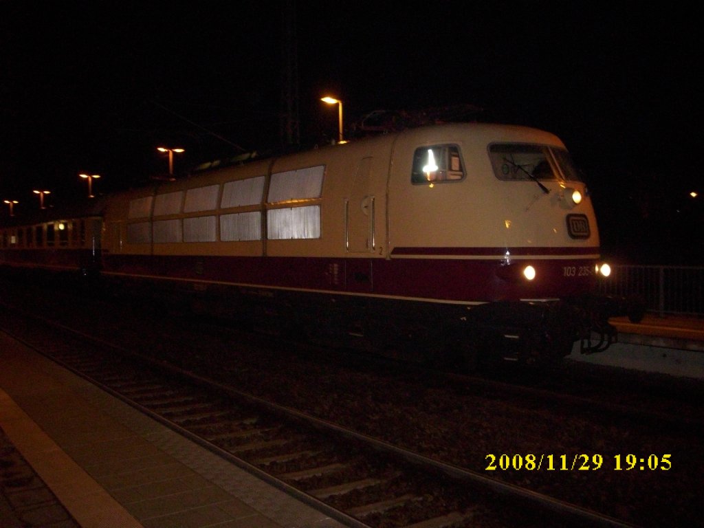 103 235 erreichte mit dem TEE Hannover-Bergen/R�gen am 29.November 2008 Abends den Bahnhof Bergen/R�gen.