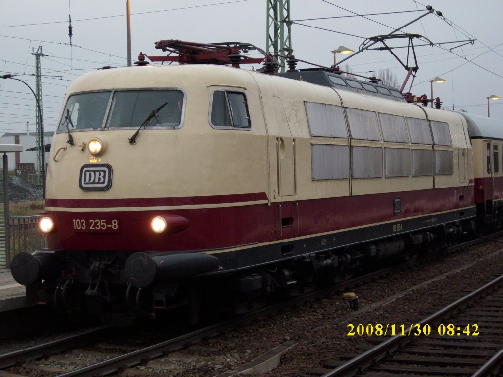 103 235 stand am Morgen vom 30.November 2008 in Bergen/R�gen zur R�ckfahrt nach Hannover bereit.