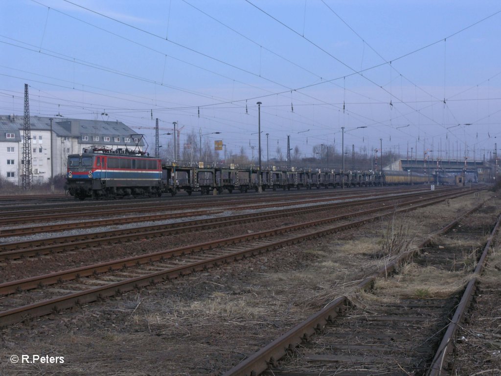 109 028-1 durchf�het Leipzig Sch�nfeld mit einem leeren Autotransportzug. 05.03.11