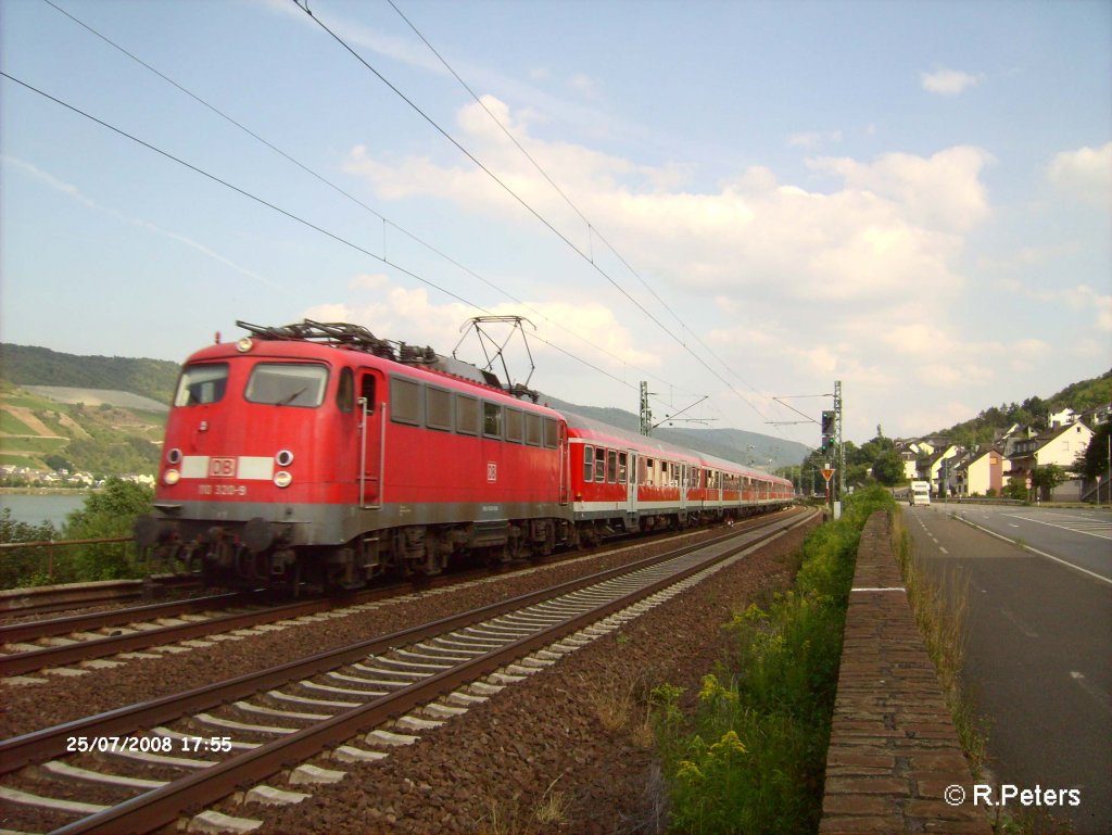 110 320-9 zieht bei Rheindiebach ein Verst�rkungs RE nach Koblenz. 25.07.08