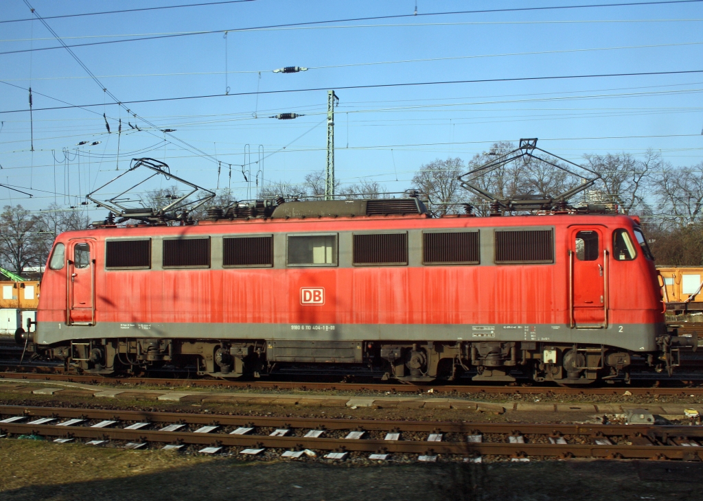 110 404-1 abgestellt am 30.01.2011 in Gieen, aufgenommen aus fahrendem Zug.