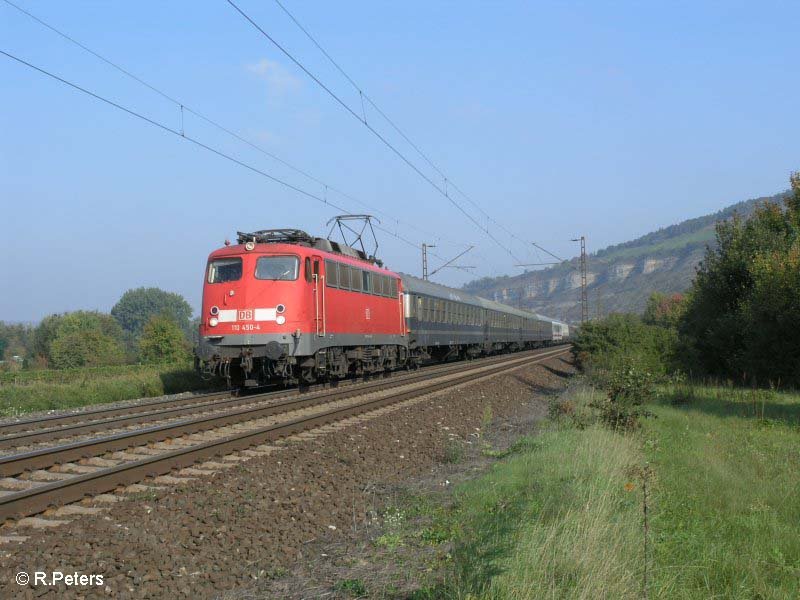 110 430-4 zieht bei Th�ngersheim ein Sonderzug zum M�nchner Oktoberfest. 27.09.08