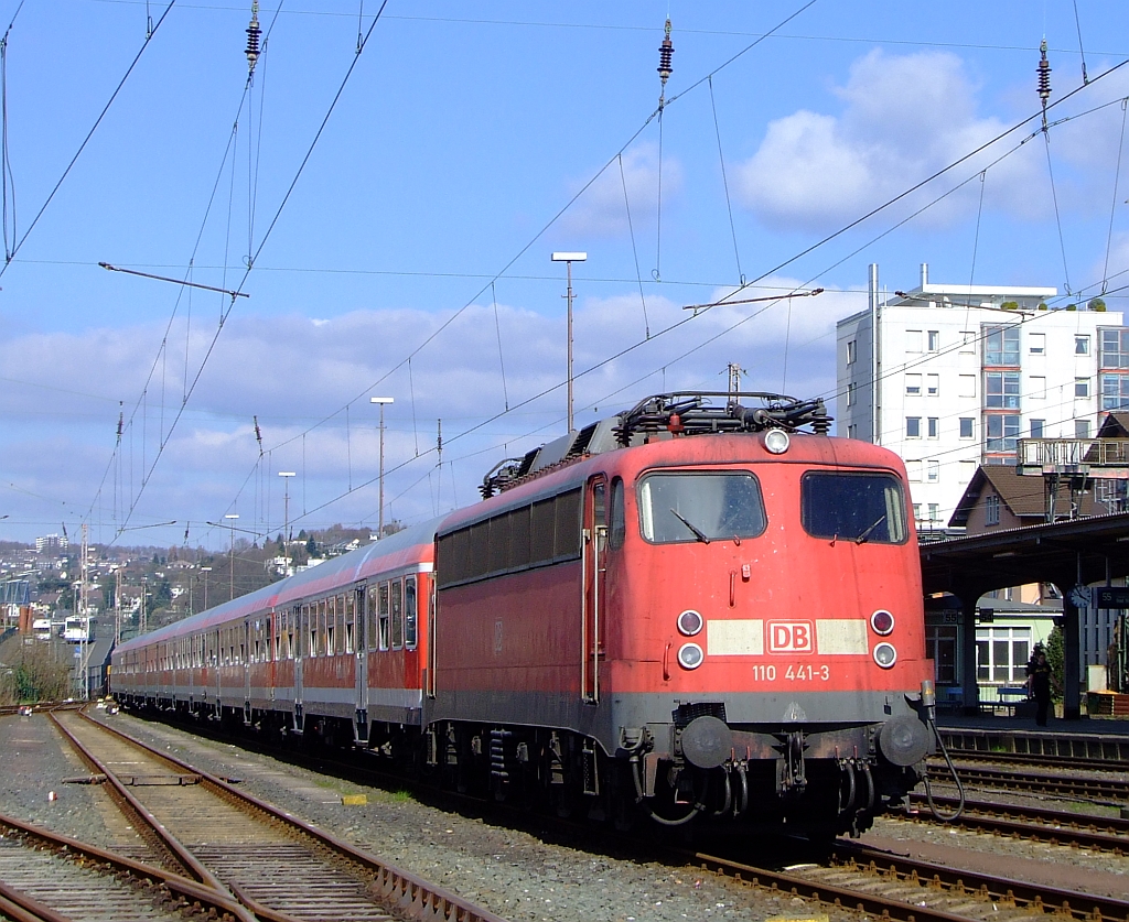 110 441-3 mit Nahverkehrszug steht im Hbf Siegen am 10.04.2010 auf dem Abstellgleis. Die Aufnahme entstand aus dem Sdwestflische Eisenbahnmuseum, Siegen.