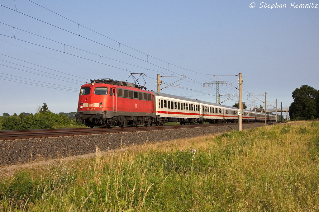 110 457-9 mit dem zweiten Kreuzfahrersonderzug von Berlin nach Warnem�nde in Vietznitz. 09.07.2013