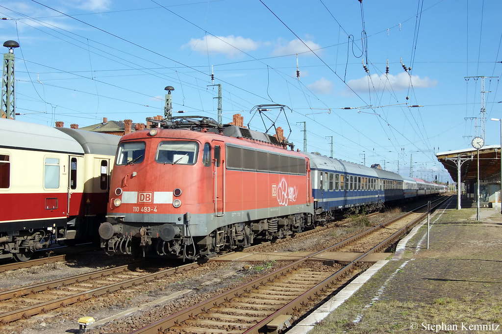 110 493-4 mit dem Mller-Touristik-Partyzug DZ 2641 von Halle(Saale) Hbf nach Kln Hbf in Stendal. 09.10.2011