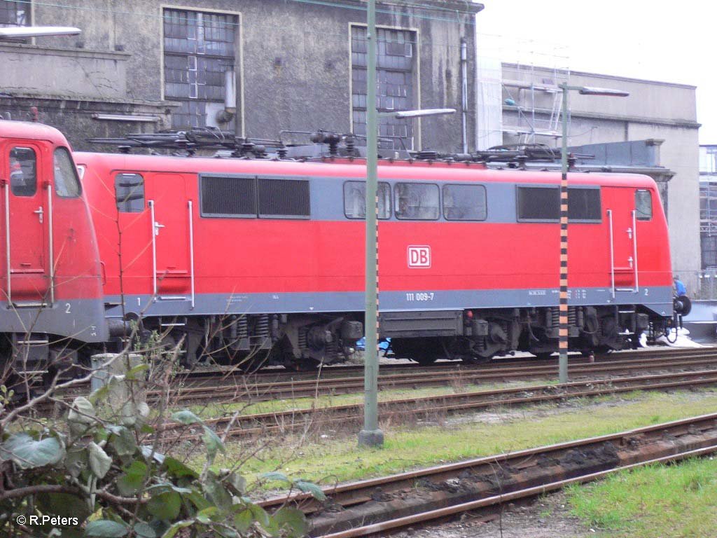 111 009-7 wartet im BW-D�sseldorf Altstadt auf neue Dienste. 06.01.06