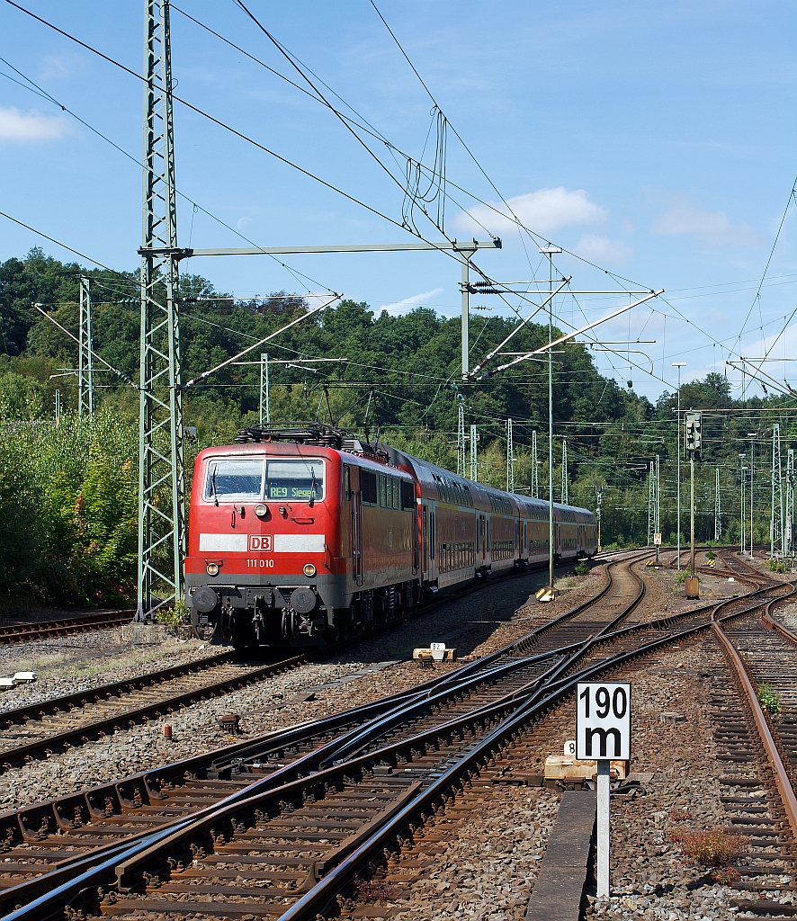 111 010 kommt mit dem RE 9 (Rhein-Sieg-Express) am 20.08.2011 Kln und fhrt gleich in denBf Betzdorf/Sieg.