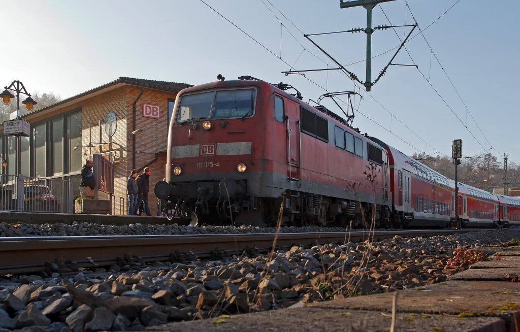 111 015-4 mit dem RE 9 (Rhein-Sieg-Express) Aachen - Kln - Siegen fhrt am 15.01.2012 in den Bahnhof Betzdorf/Sieg ein.