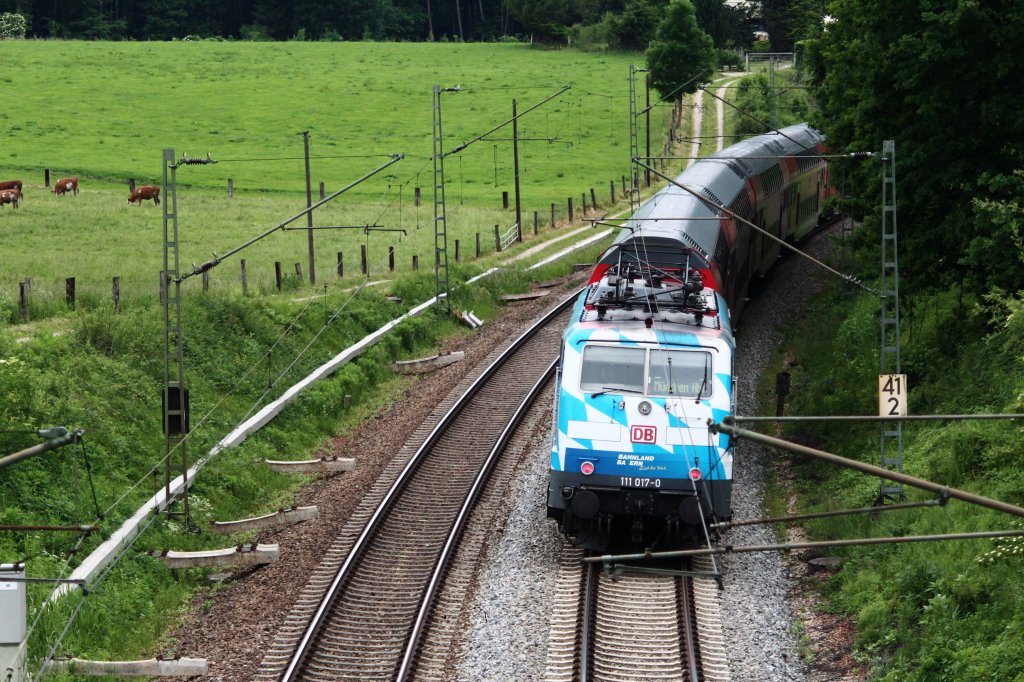 111 017-0 auf dem Weg nach Mnchen. Aufgenommen am 3. Juni 2012 kurz vor bersee/Chiemsee.