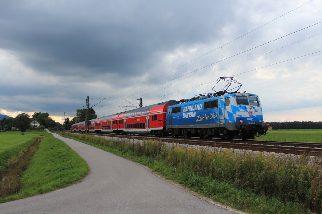 111 017-0  Bahnland Bayern  fhrt am 15. September in Richtung Mnchen in ein Gewitter.