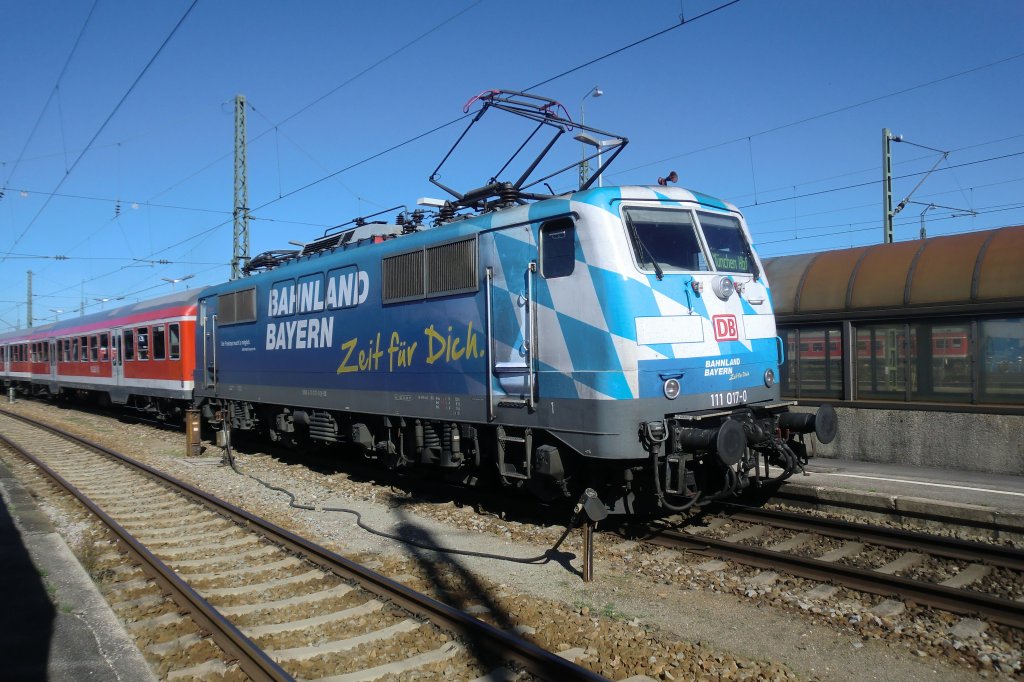 111 017-0 beim Halt im Bahnhof von Freilassing am 10. September 2011.