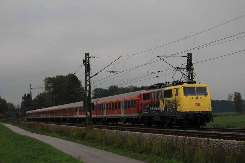 111 024-8 diesmal am Zugenende auf dem Weg von Salzburg nach Mnchen. Aufgenommen am 30. September 2012.