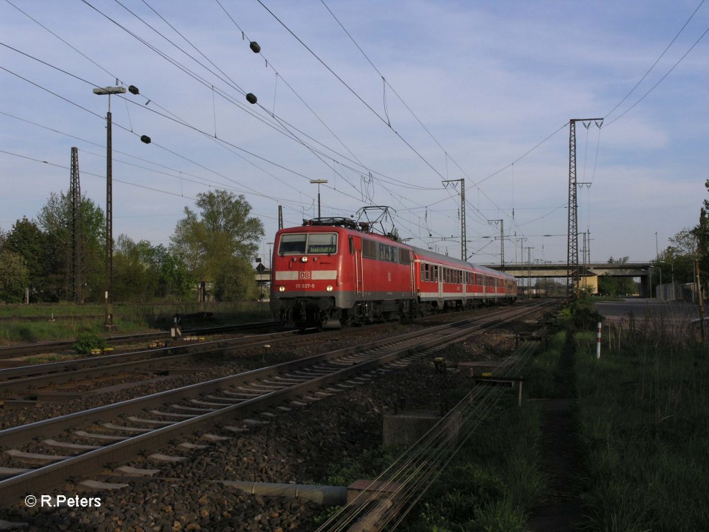 111 037-8 f�hrt mit der RB32530 nach Regensburg an Ost vorbei. 29.04.10