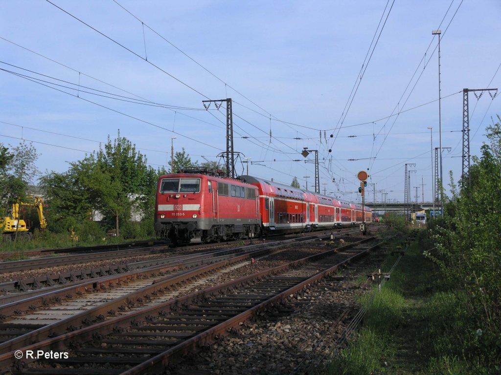 111 053-5 f�hrt in Regensburg mit dem RE32054 ein. 29.04.10