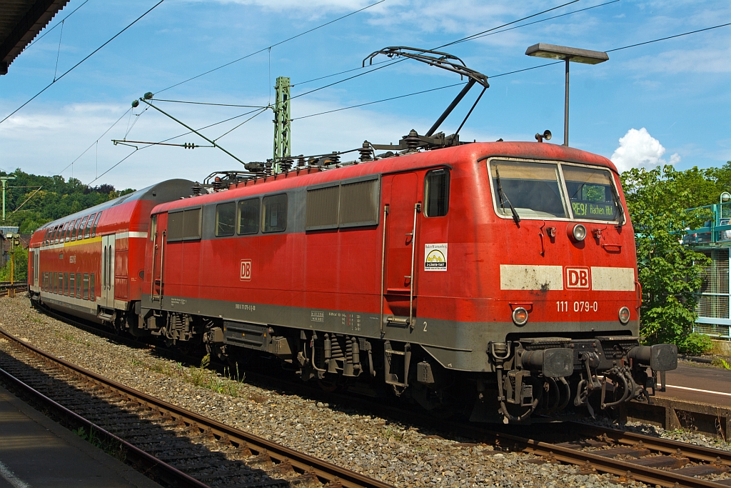 111 079-0 als Schublok von RE 9 (Rhein-Sieg-Express) Siegen-Kln-Aachen, hier beim Halt am 03.07.2012 in Betzdorf (Sieg).