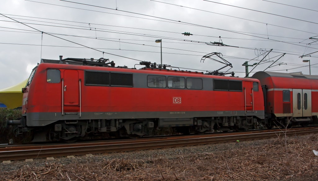 111 096-4 mit dem RE 9 (Rhein-Sieg-Express) Aachen - Kln -Siegen, fhrt am 04.03.2012 vom Bahnhof Betzdorf/Sieg weiter in Richtung Siegen.
