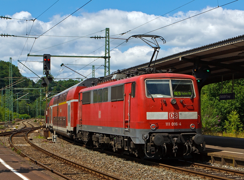 111 096-4 schiebt den RE 9 (Rhein-Sieg-Express) Siegen - Kln - Aachen am 22.07.2012 vom Bahnhof Betzdorf/Sieg weiter in Richtung Kln.