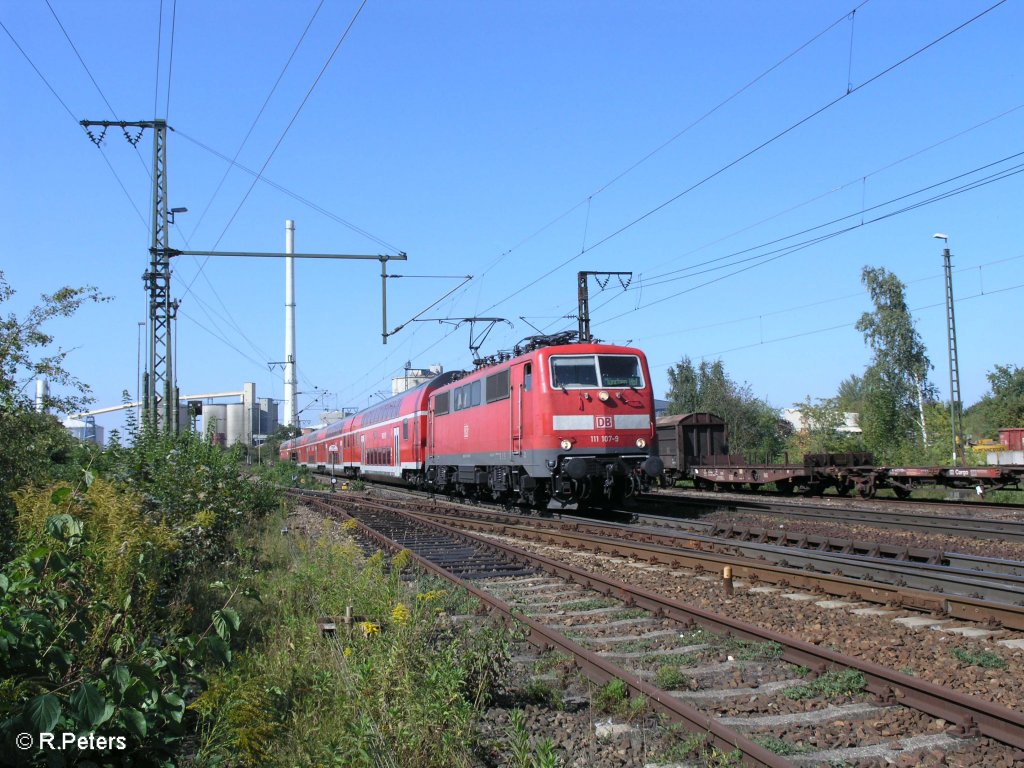 111 107-9 verl�sst Regensburg mit dem RE 4255 M�nchen. 09.09.09

