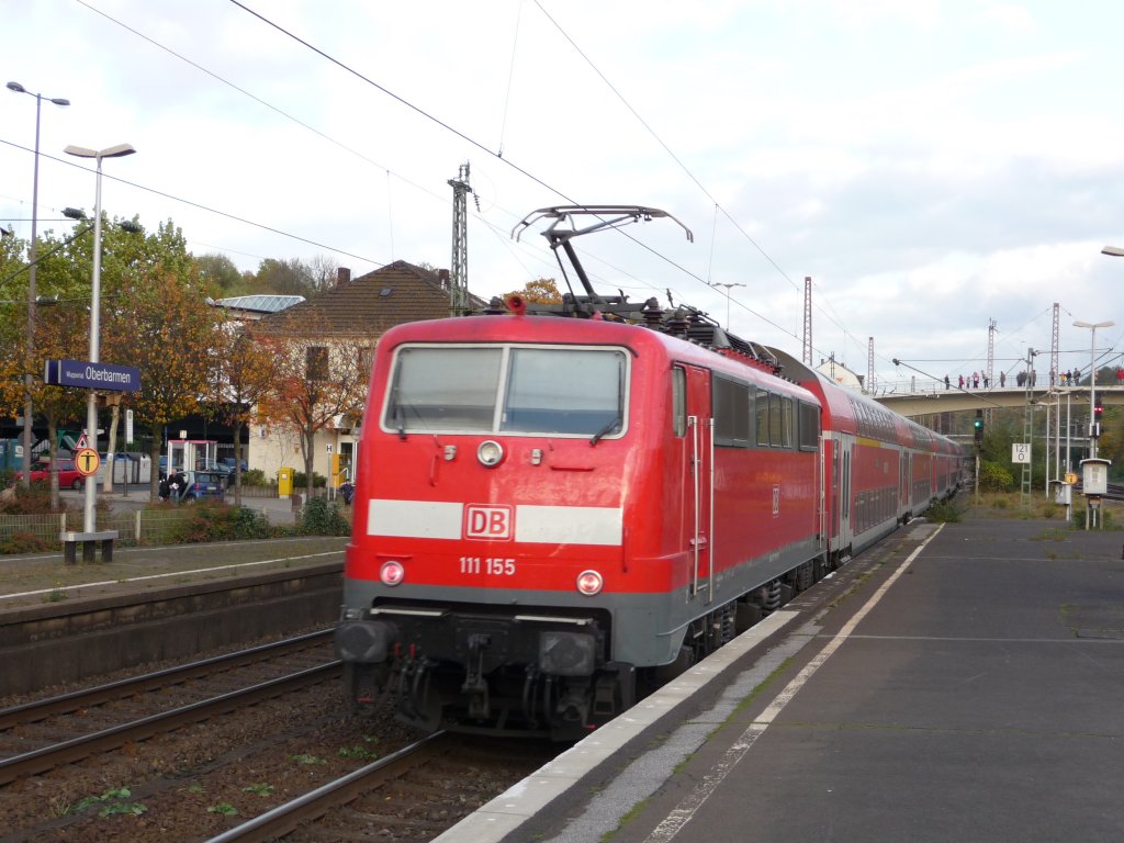 111 155 verl�sst, einen RE4 gen Dortmund schiebend, den Bahnhof Wuppertal-Oberbarmen. 25.10.2009