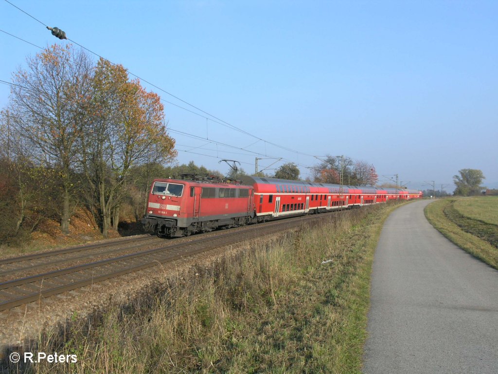 111 168-1 zieht ein RE N�rnberg durch die Kurve bei P�lling. 25.10.08