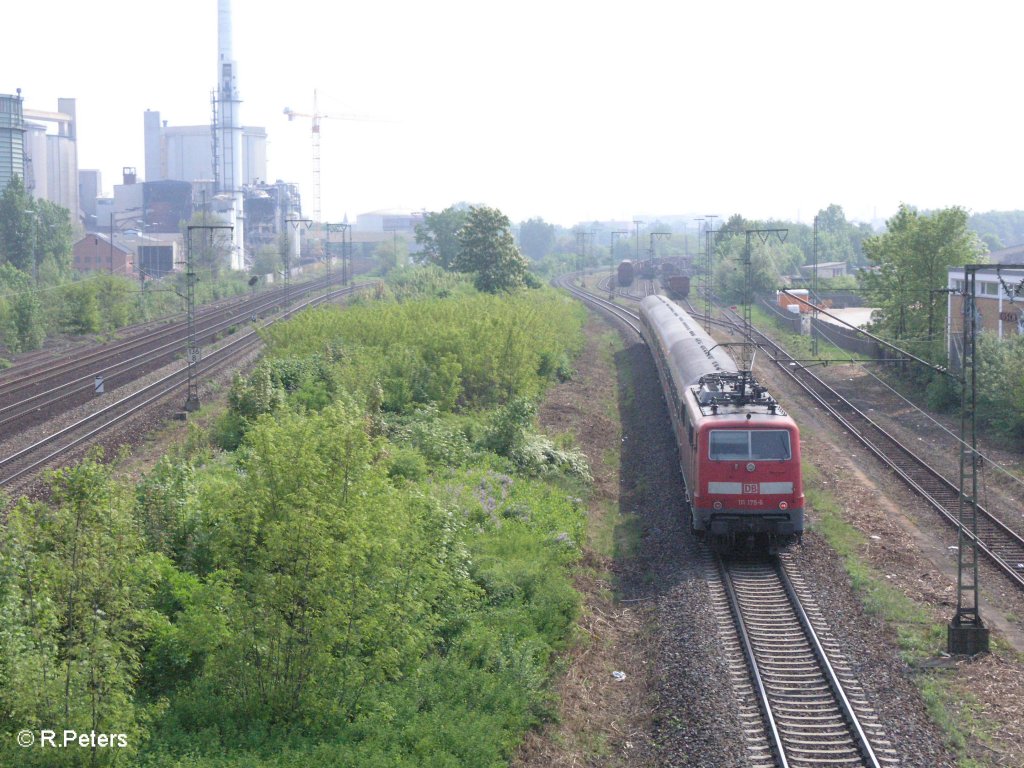 111 175-6 verl�sst Regensburg mit einer RB Plattling geschoben. 01.05.09