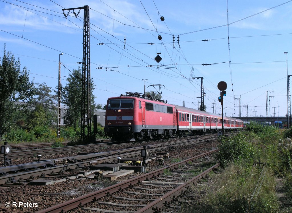 111 176-4 f�hrt in Regensburg mit der RB 32120 Neumarkt (Oberpfalz)ein. 09.09.09
