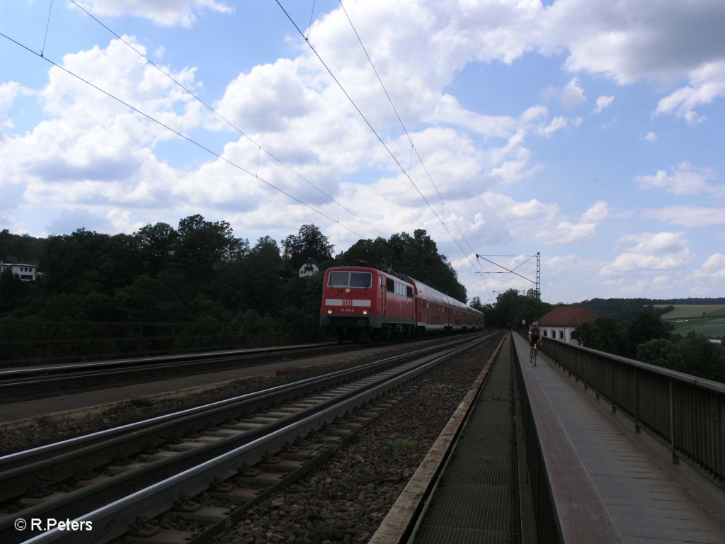 111 178-0 zieht den RE M�nchen �ber die Donaubr�cke bei Regensburg. 20.06.09