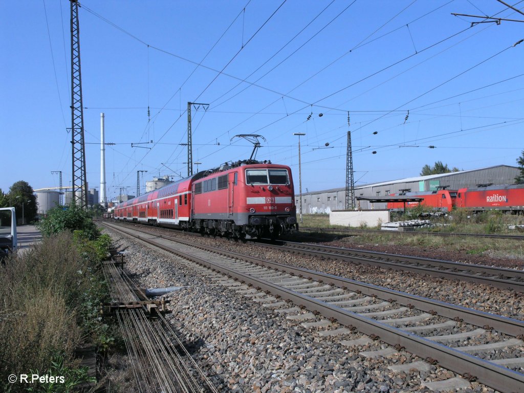 111 180-6 schiebt den RE N�rnberg bei Regensburg Ost. 09.09.09