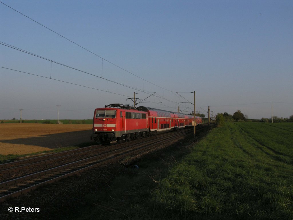 111 202-8 mit RE4264 M�nchen – N�rnberg bei Altegolsheim. 21.04.11

