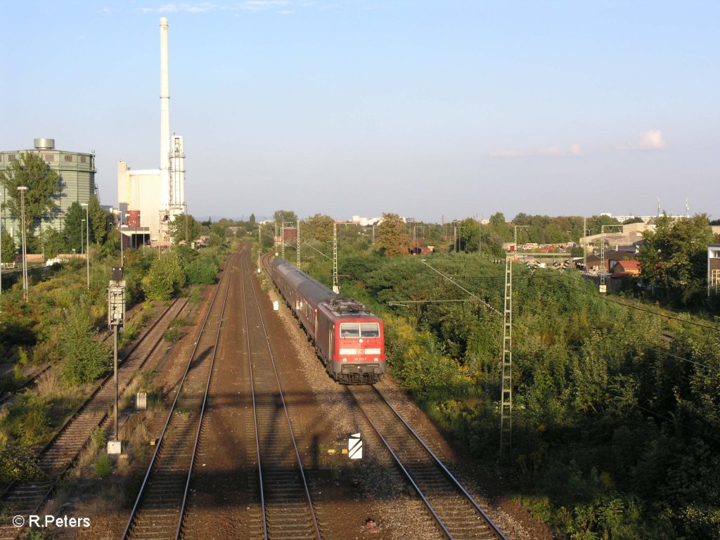 111 212-7 f�hrt mit der RB32100 Neumarkt (Oberpfalz) in Regensburg ein. 27.08.09
