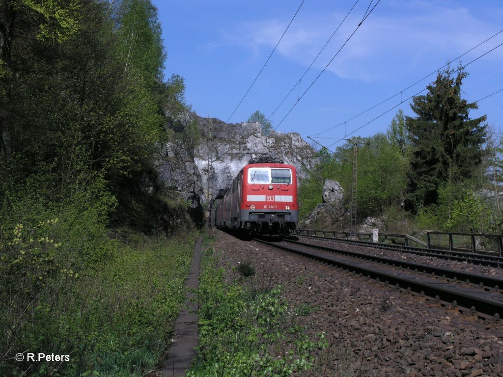 111 212-7 zieht den RE4243 N�rnberg - M�nchen durchs Felsentor. 29.04.10