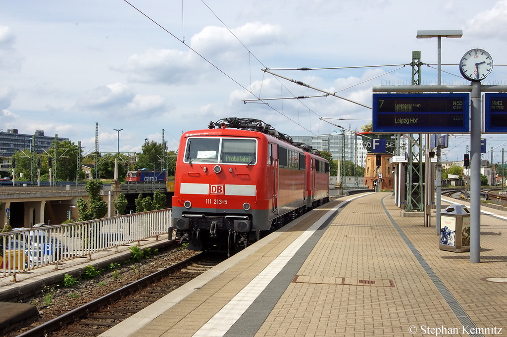 111 213-5 & 111 186-3 stehen in Halle(Saale) und sollen nach N�rnberg �berf�hrt werden. Sie wurden dann an das Zugende des PbZ-D 2469 vermute ich gekoppelt. 19.07.2011