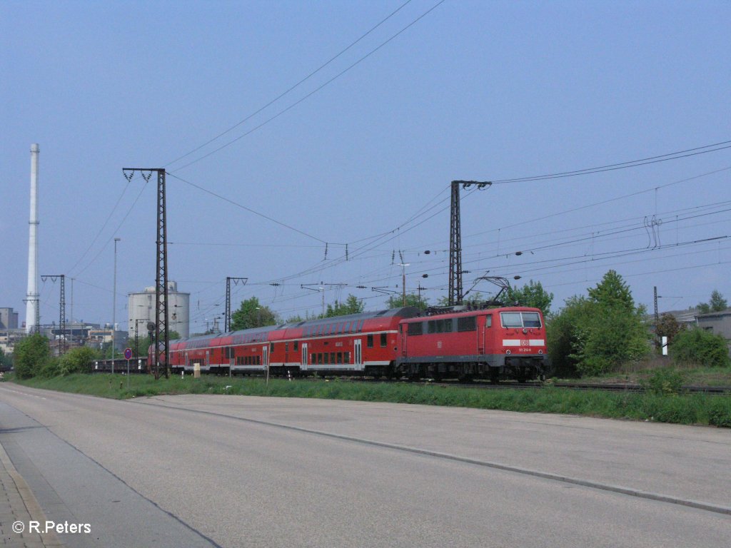 111 216-8 schiebt bei Regensburg Ost ein RE N�rnberg. 01.05.09