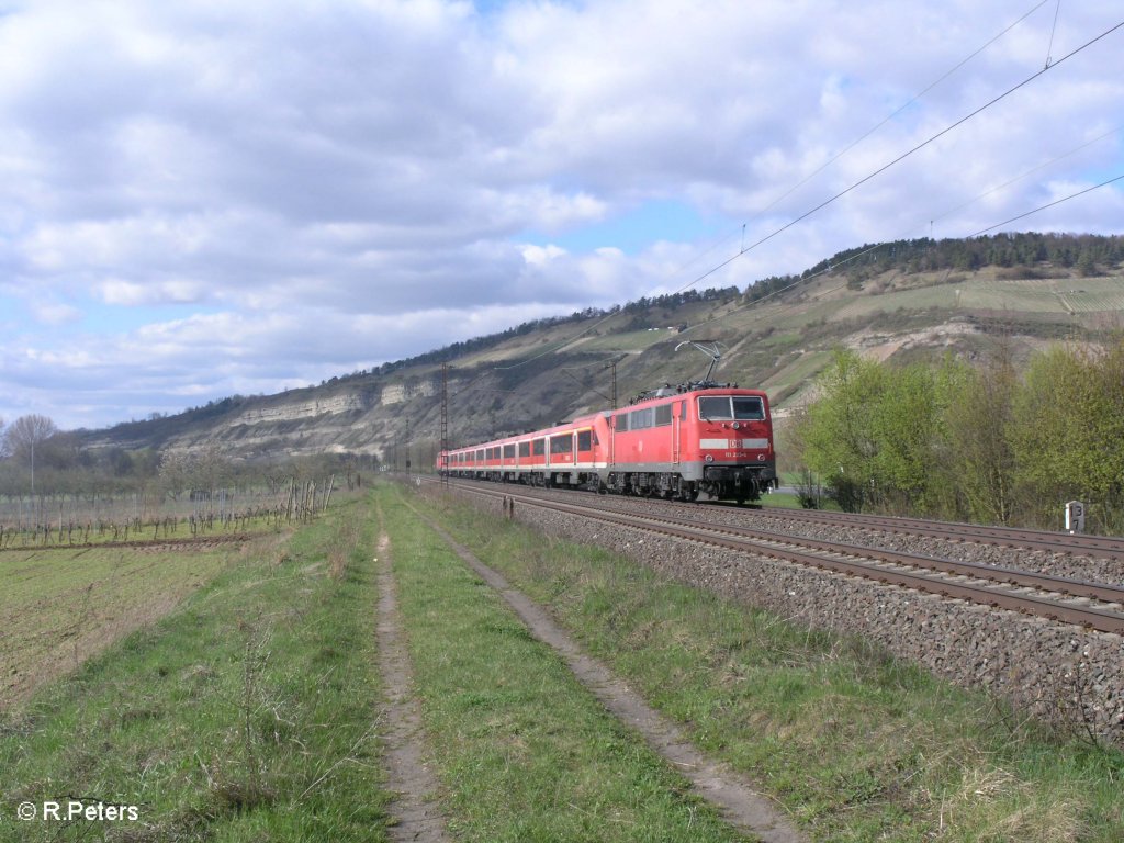 111 223-4 schiebt den RE bei Th�ngersheim. 10.04.10