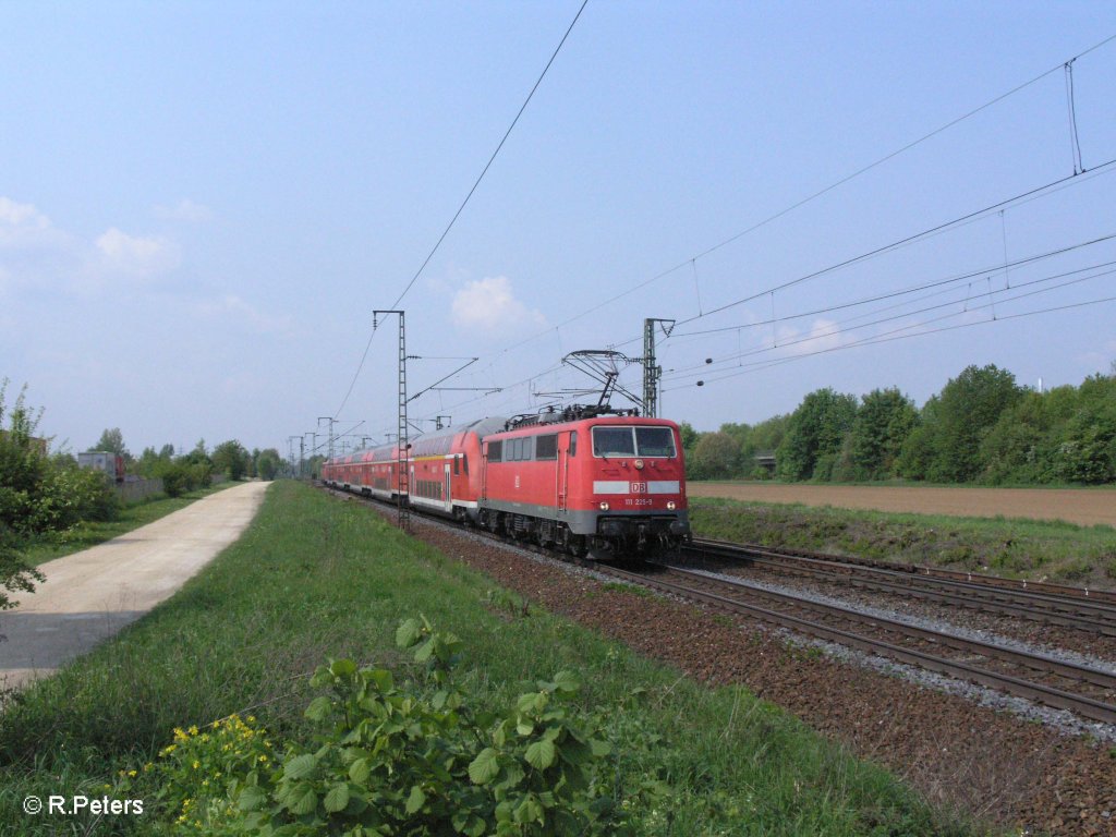 111 225-9 zieht bei Obertraubling ein RE M�nchen im Sandwitch. 01.05.09