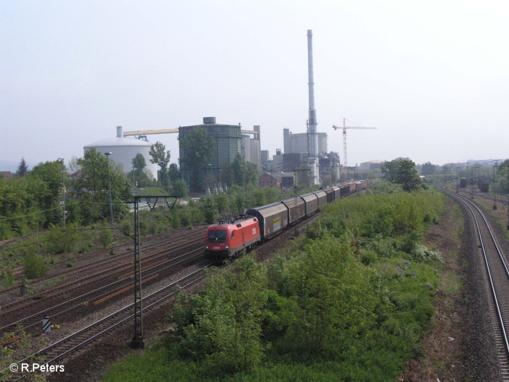 1116 010 erreicht regensburg mit ein gedeckten G�terzug. 01.05.09