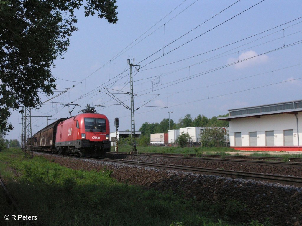 1116 023-1 zieht ein Gedeckten G�terzug bei Obertraubling. 01.05.09