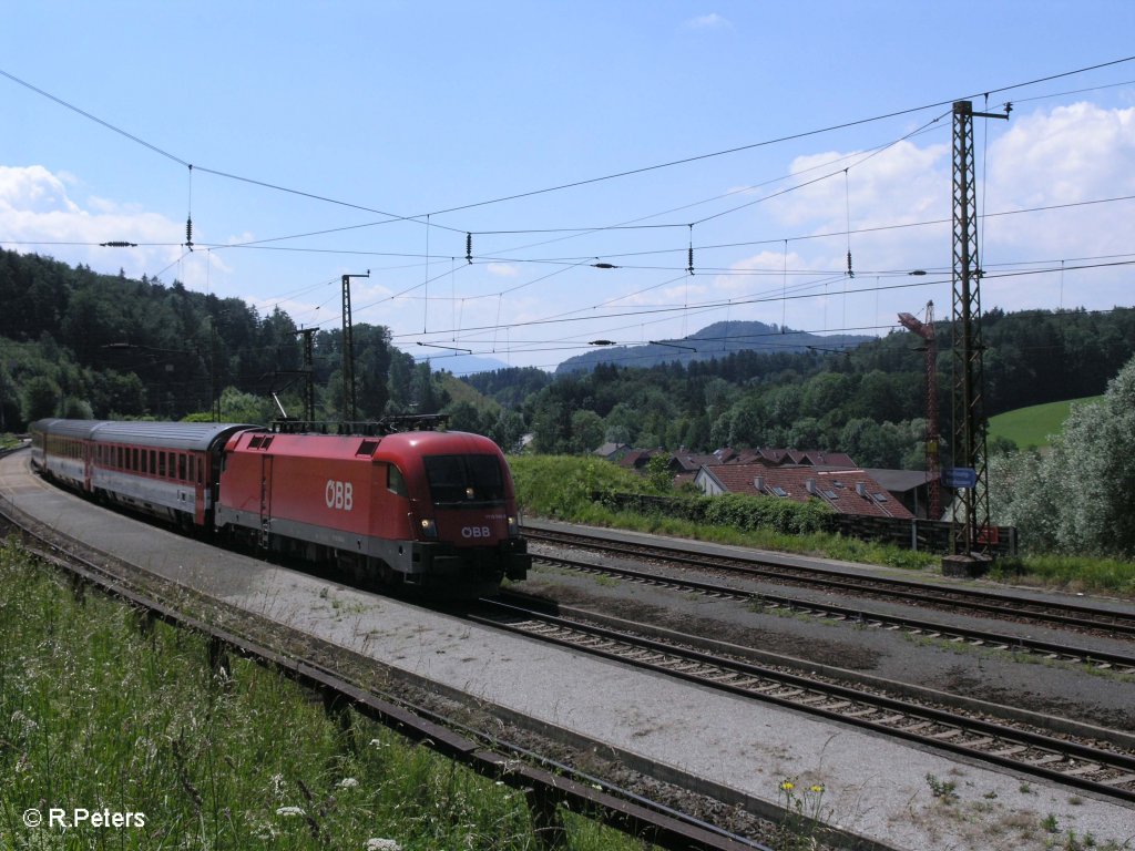 1116 048-8 kommt mit den EC 100 Joze Placnik durch Hellwang-Elixhausen zur�ck. 13.06.09
