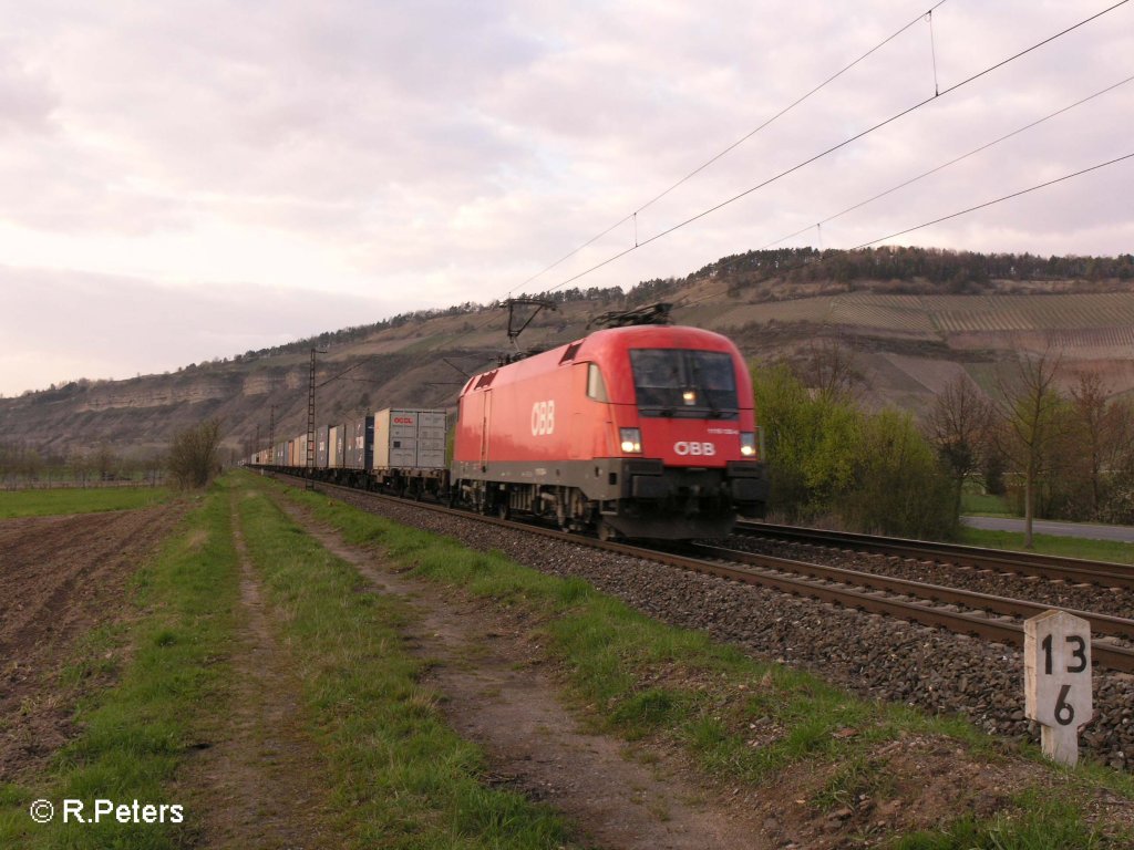 1116 130-4 zieht ein Containerzug bei Th�ngersheim durchs Maintal.12.04.08
